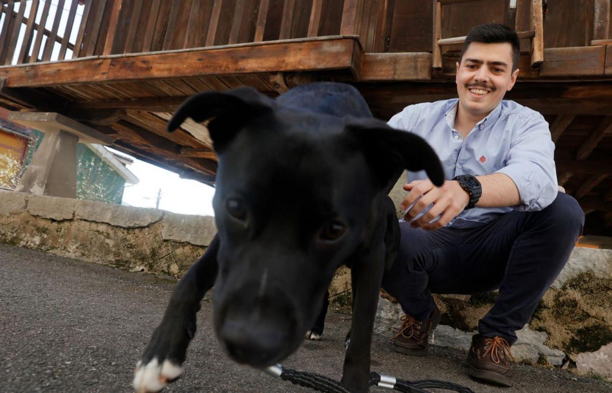 Pedro López y Sonia González pasean con su perro «Bruce», un dóberman de 3 años. | Ángel González