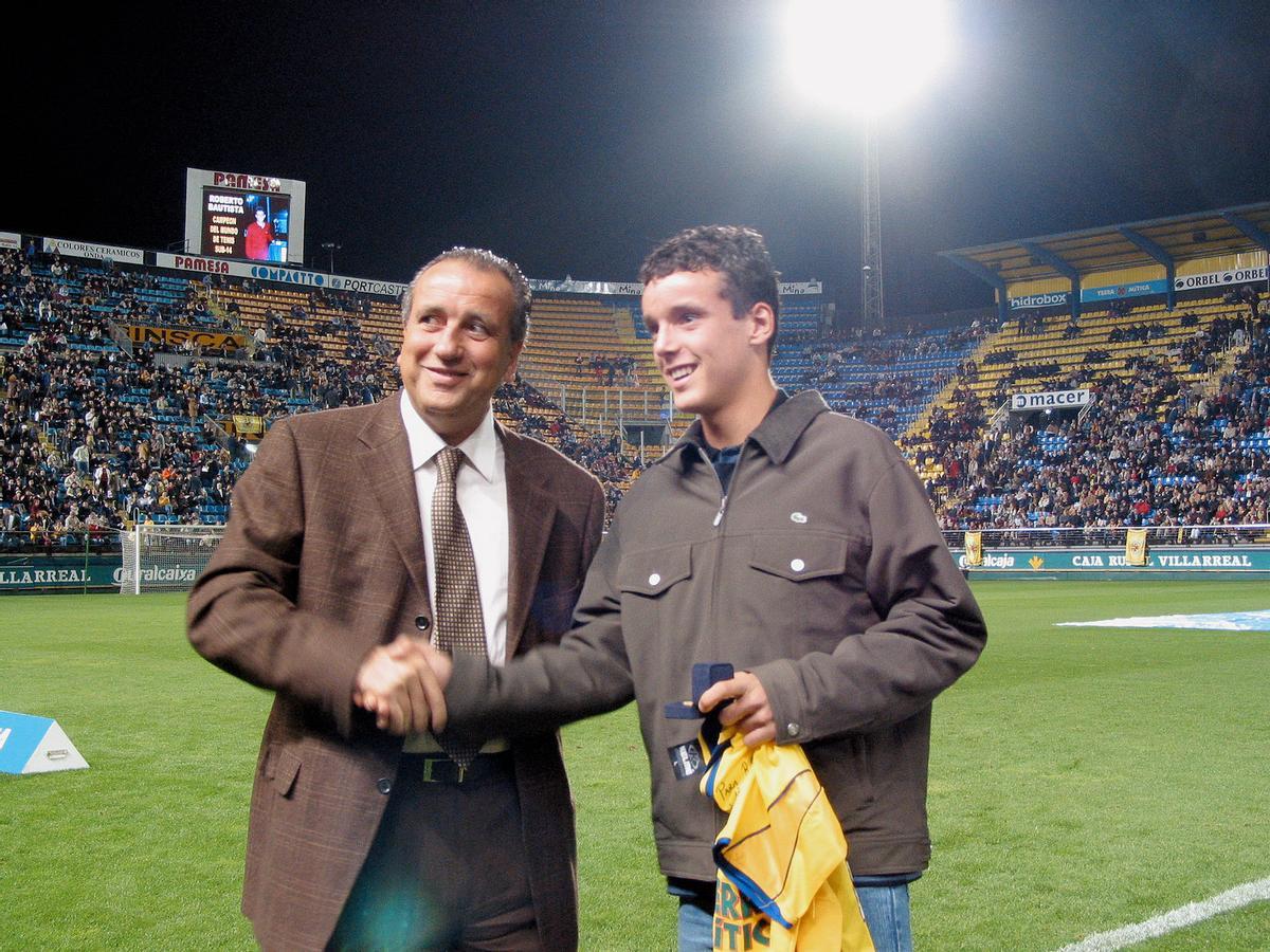 Un joven Roberto Bautista, junto al presidente Fernando Roig.