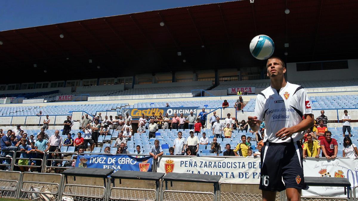 FOTOGALERÍA | Piqué da toques con la cabeza en su presentación