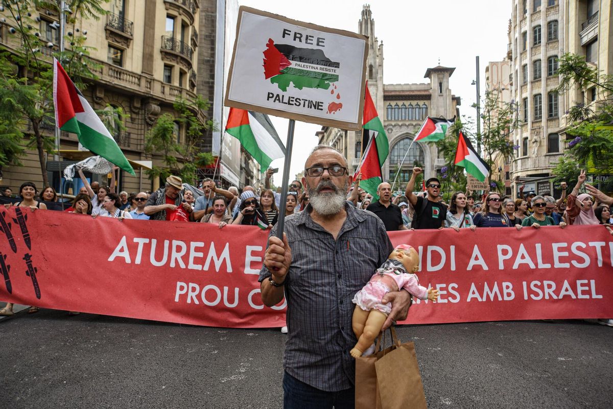 Miles de personasse manifiestan en Barcelona en solidaridad con el pueblo palestino bajo el lema de ¡Basta! Paremos el genocidio en Palestina
