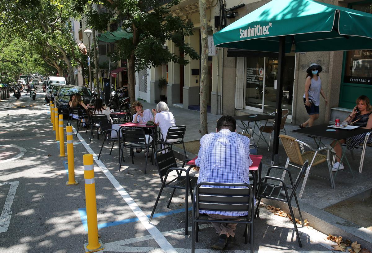 «El para-sol del SandwiChez de la ronda de Sant Antoni, el lloc més freqüentat de Barcelona»