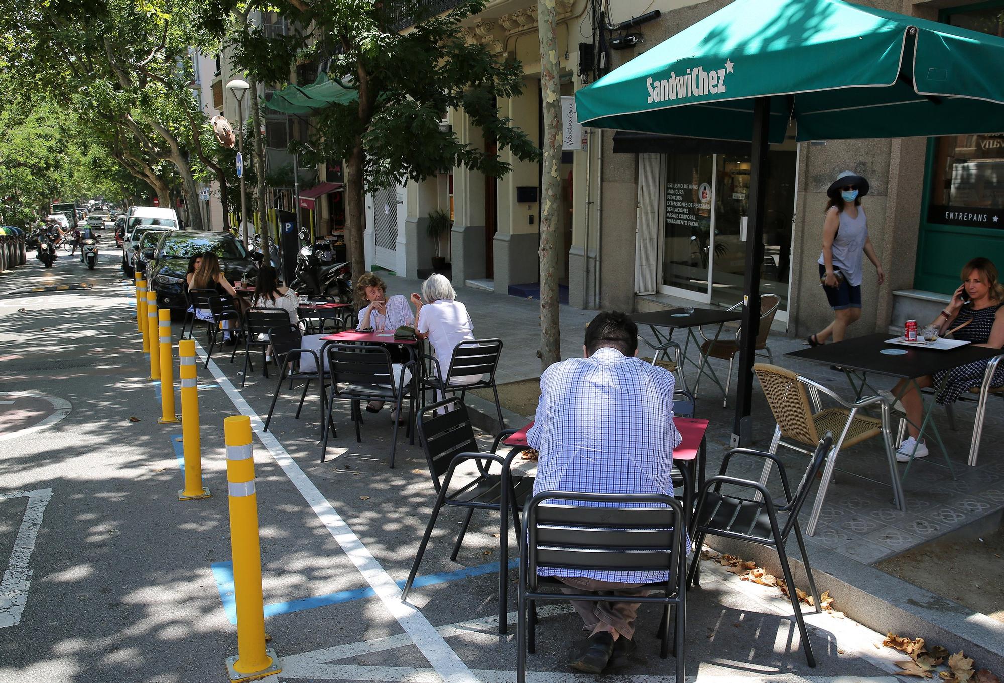 Terraza con sombrilla de un local de SandwiChez