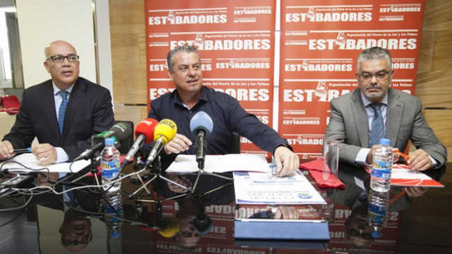 Bernardino Santana, Miguel Rodríguez y Francisco Naranjo, ayer, en la sede de los estibadores. | quique curbelo