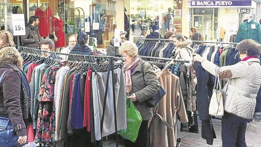 El comercio local ofrece las últimas rebajas en el mercadillo de la calle