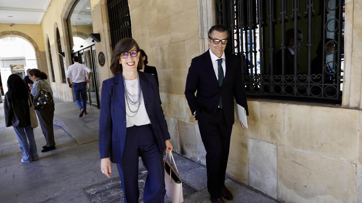 Nieves Roqueñí y José Luis Barettino, esta mañana, saliendo del Ayuntamiento.