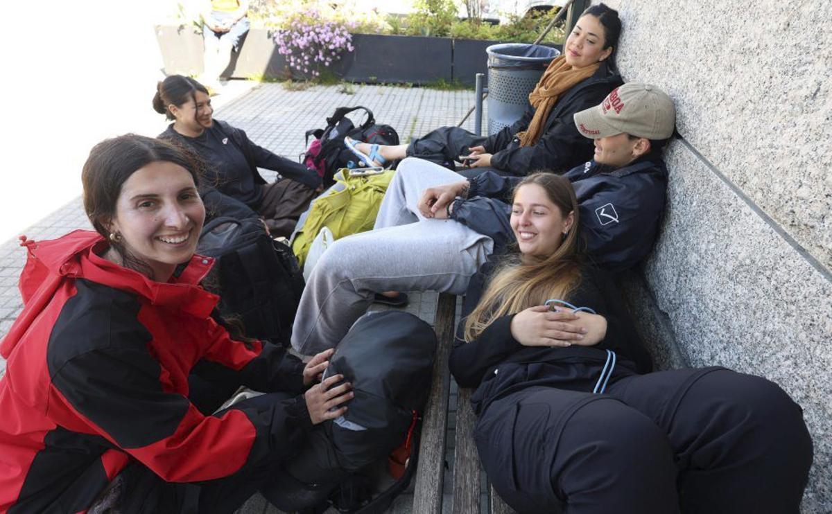 Caminantes esperan su turno para entrar en el exterior del albergue. | G. SANTOS