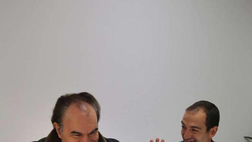 Crespo y Rodríguez, ayer, en la sede del PP de Lalín. // Bernabé/Gutier