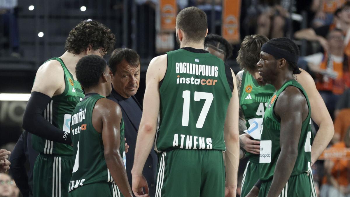 Tensión por las nubes en el Panathinaikos-VBC: Pedro Martínez y Ataman se encaran y acaban expulsados
