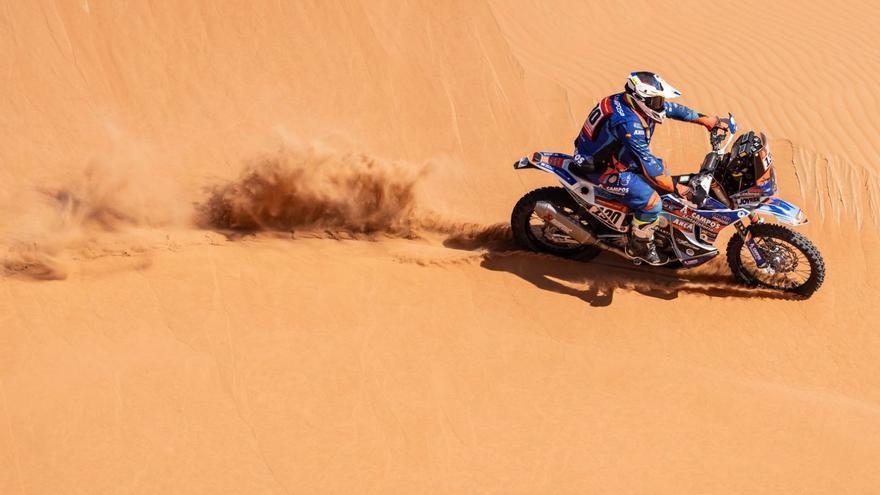 Javier Campos negocia una de las dunas del recorrido del Dakar 2024.   | // DAKAR.COM