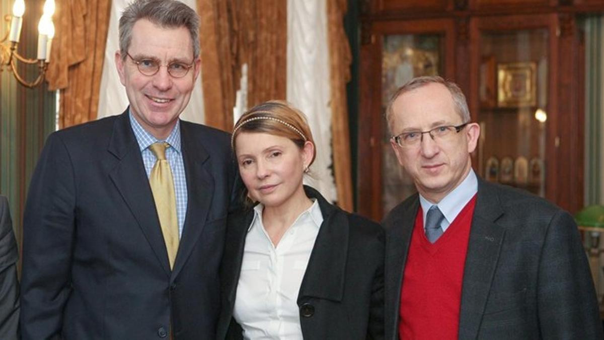 Timoshenko (centro), entre el embajador de EEUU en Ucrania, Geoffrey R. Pyatt (izquierda) y el jefe de la delegación europea, Jan Tombinski, este domingo en Kiev.