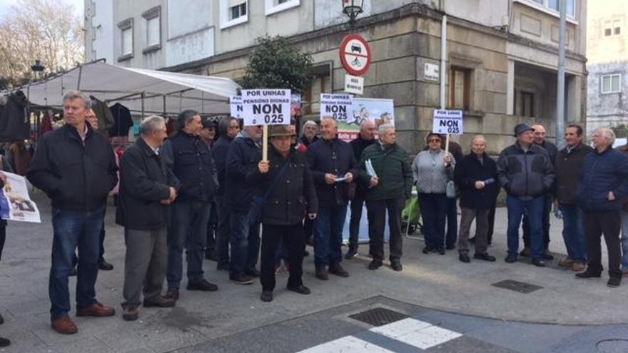 Los pensionistas del sindicato CIG se manifiestan en Vilagarcía en contra del mísero aumento de las pensiones