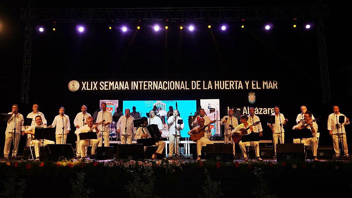 Los Parrandboleros durante su actuación el pasado sábado en Los Alcázares. | L. O.