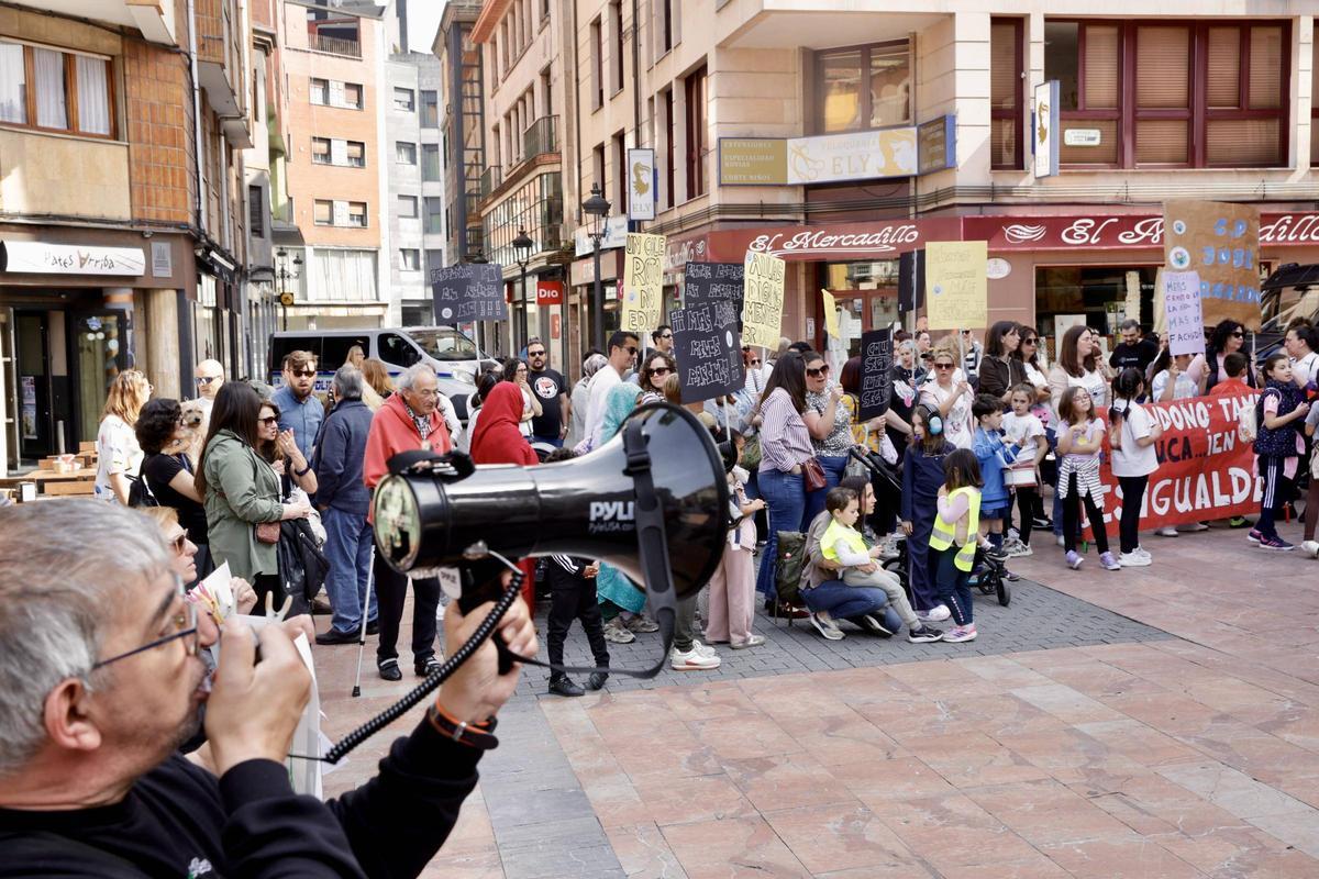 Manifestación ante el Ayuntamiento de Langreo