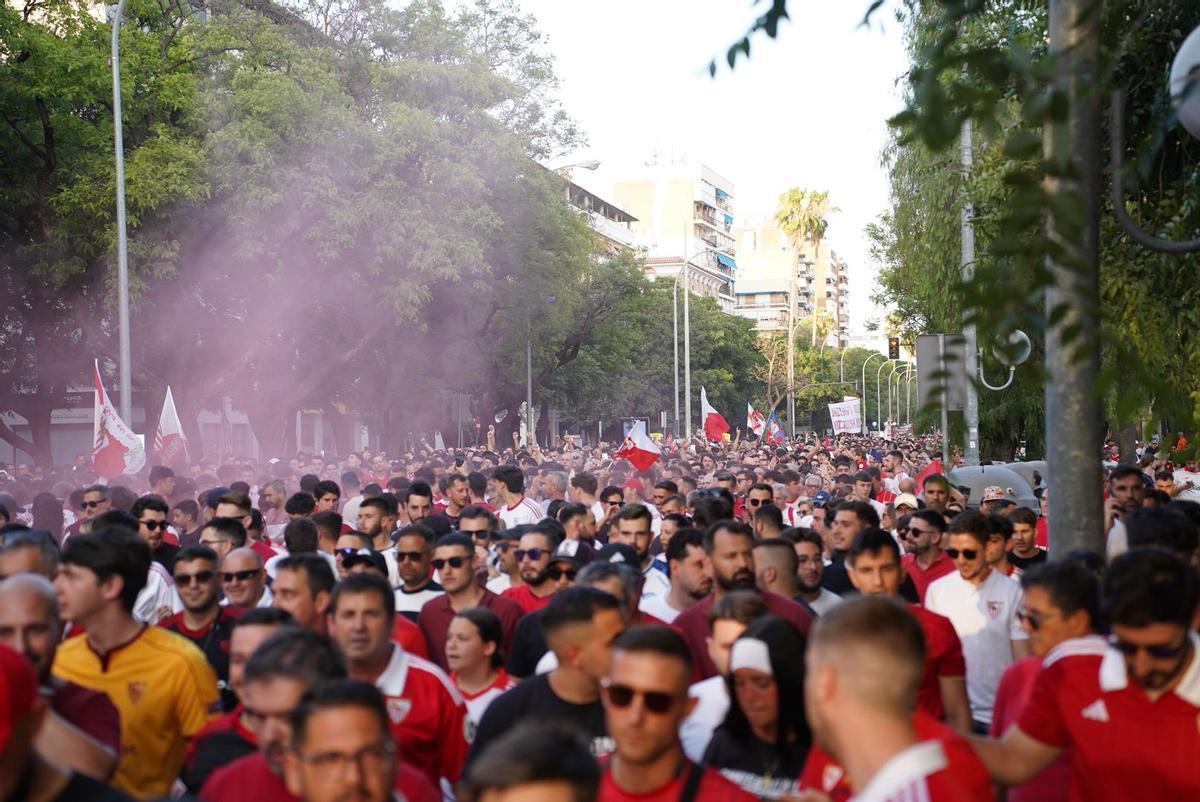 Miles de sevillistas participaron en la protesta convocada para reclamar cambios en la directiva del club. Miles de sevillistas participaron en la protesta convocada para reclamar cambios en la directiva del club.
