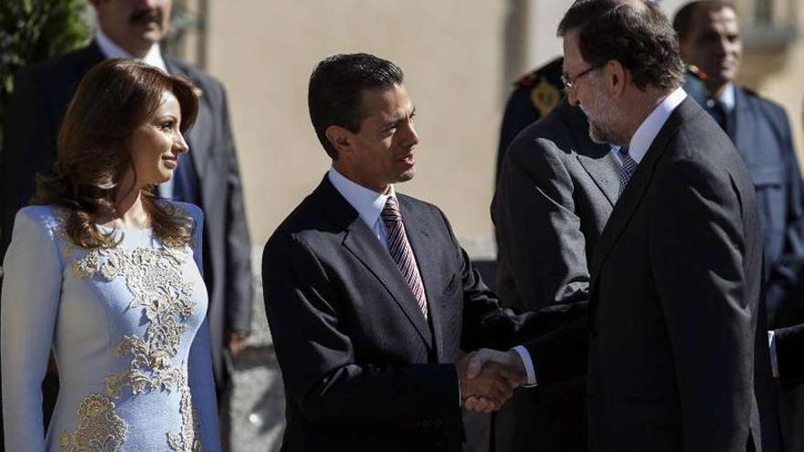 Enrique Peña Nieto y su esposa Angélica Rivera saludan a Rajoy, ayer, en El Pardo.