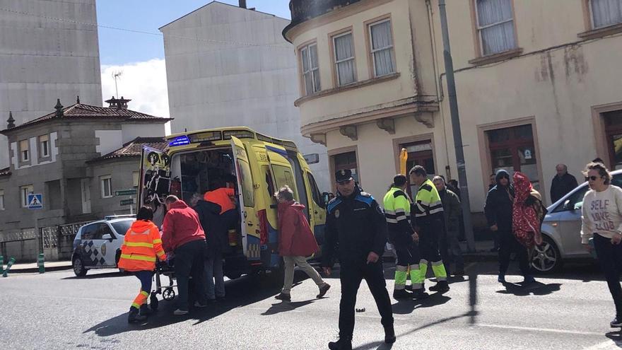 Los efectivos de Emergencias introducen a la herida en la unidad móvil para desplazarla al hospital.