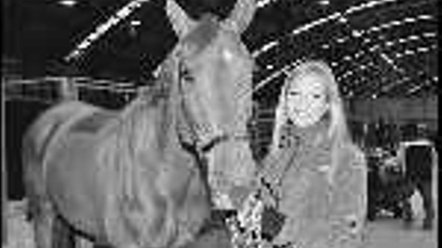 Tina Lund, ayer en Cotogrande con uno de sus caballos. / R. Grobas