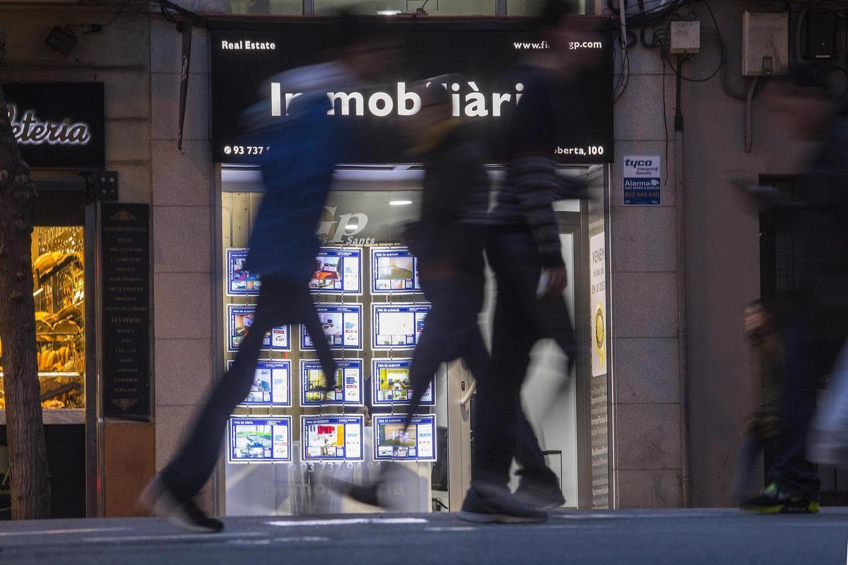 Una oficina inmobiliaria en el barrio de Sants, en Barcelona, en una imagen de archivo.