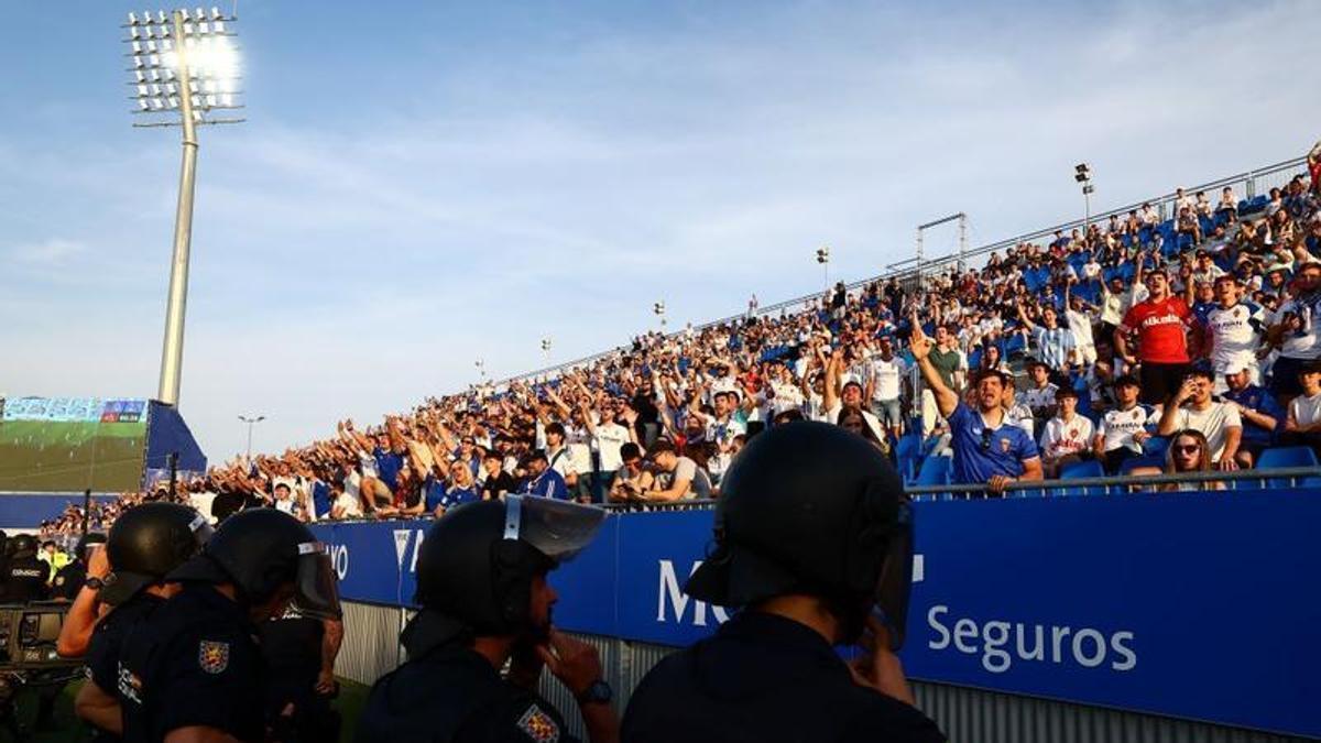 La Policía toma posiciones ante la Grada de Animación al final del choque ante el Málaga.
