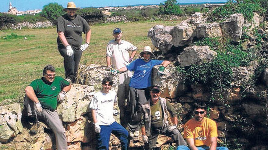 Limpieza de parte del poblado talayótico dels Antigors, en abril de 2011.