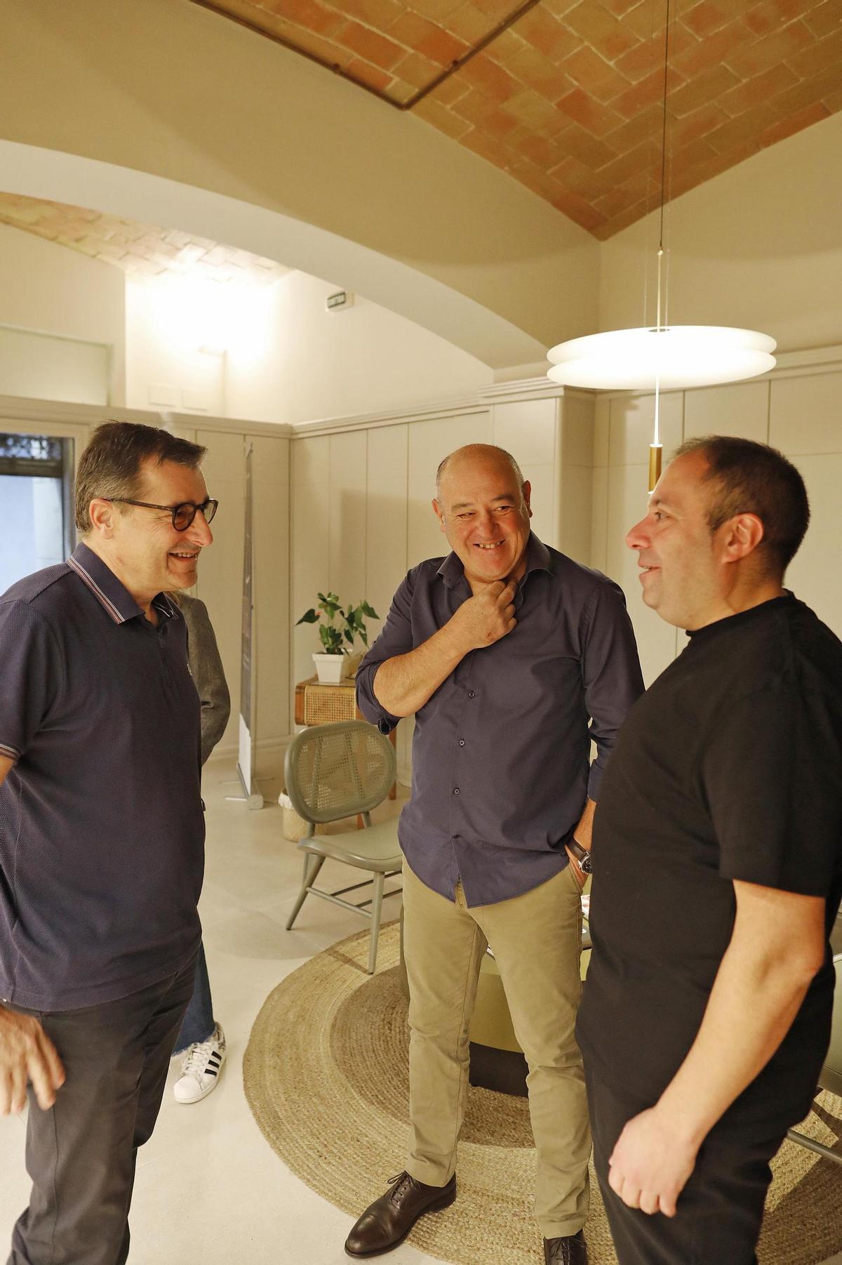 D’esquerra a dreta, els caps de sala Josep Roca (El Celler de Can Roca), Joan Carles Ibáñez (Lasarte) i Joan Morillo (Divinum), conversant fa uns dies a Girona.