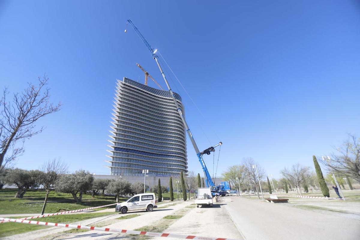 Dos grúas trabajan coordinadas para poder acometer la transformación de la azotea de la Torre del Agua.