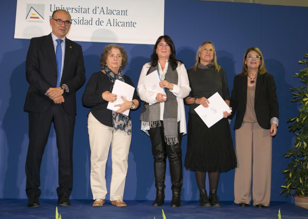 Decenas de profesores y alumnos del CEU, germen de la Universidad de Alicante, se reencuentran en un emotivo acto organizado en el campus.