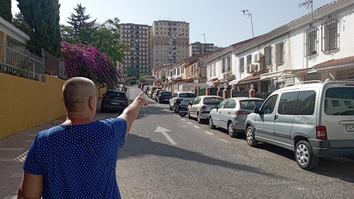 Una vecina muestra la calle Doctor Gálvez Moll, con viviendas sin luz durante tres días, en el último corte.