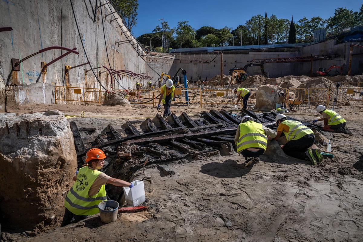 Un barco del siglo XV emerge entre las obras de la Ciutadella del Coneixement en Barcelona
