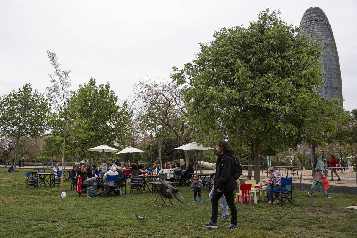 Nueva zona verde  Los vecinos abarrotan las nuevas Glòries en su inauguración a pesar de la lluvia