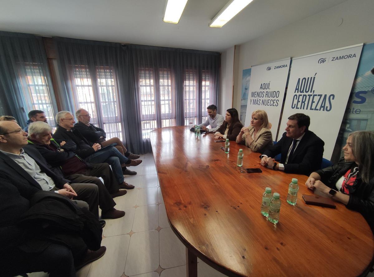 Encuentro con candidatos del PP a las Cortes con sector comercial de Benavente.