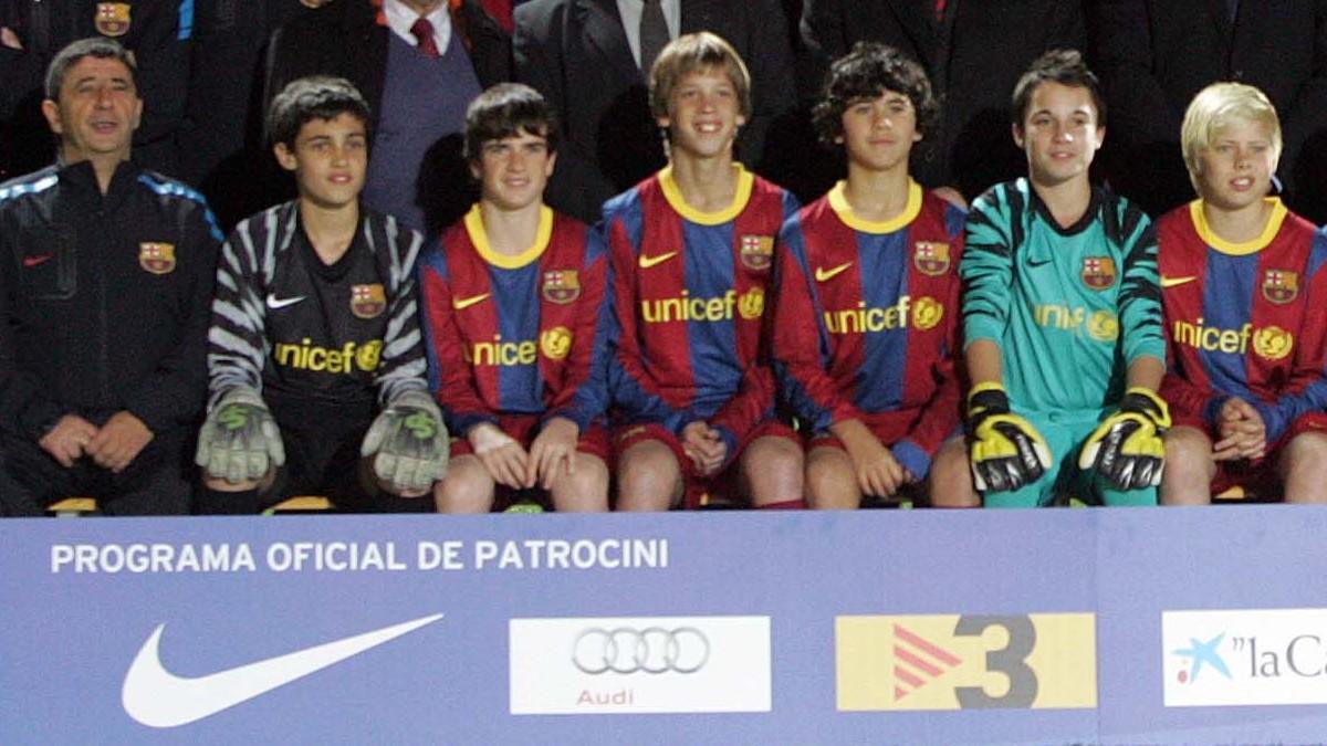 Dani Olmo entre adrián Guerrero y Carles Aleñá en la foto de equipo del Infantil b blaugrana