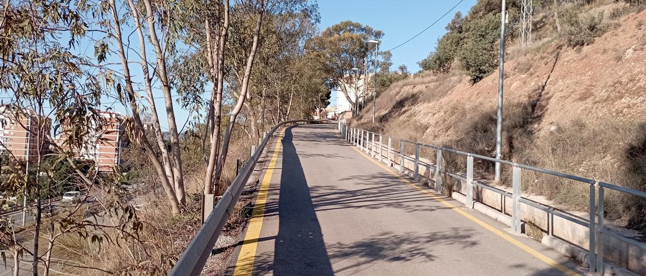 Cuesta al Asilo de los Ángeles, con iluminación y vallas de protección.