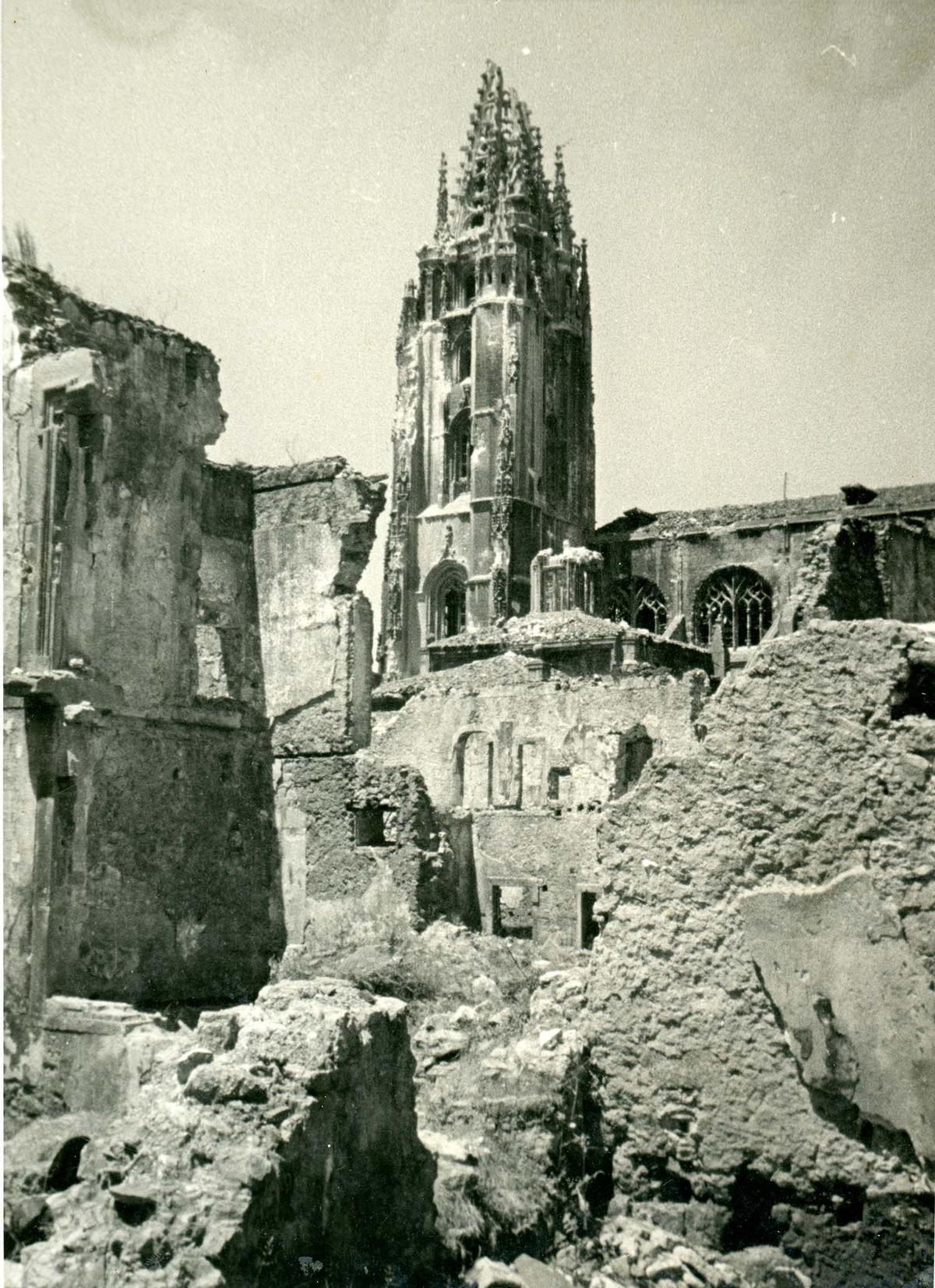 Adolfo López Armán (Oviedo). Vistas de la torre de la Catedral de Oviedo/Uviéu tras la Guerra Civil, 1938. | Donación anónima