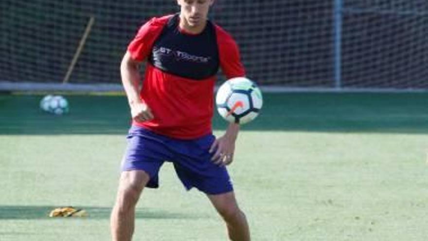 El central de Lloret de Mar Marc Muniesa contraola una pilota durant entrenament d&#039;aquesta temporada al camp annex de Montilivi.