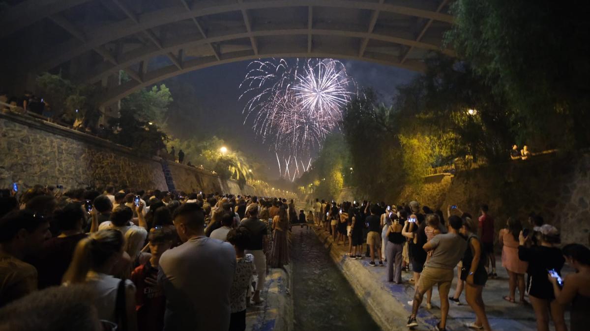 El castillo que cierra hoy las Fiestas de Elche no se podrá ver desde el cauce del río por la alerta amarilla