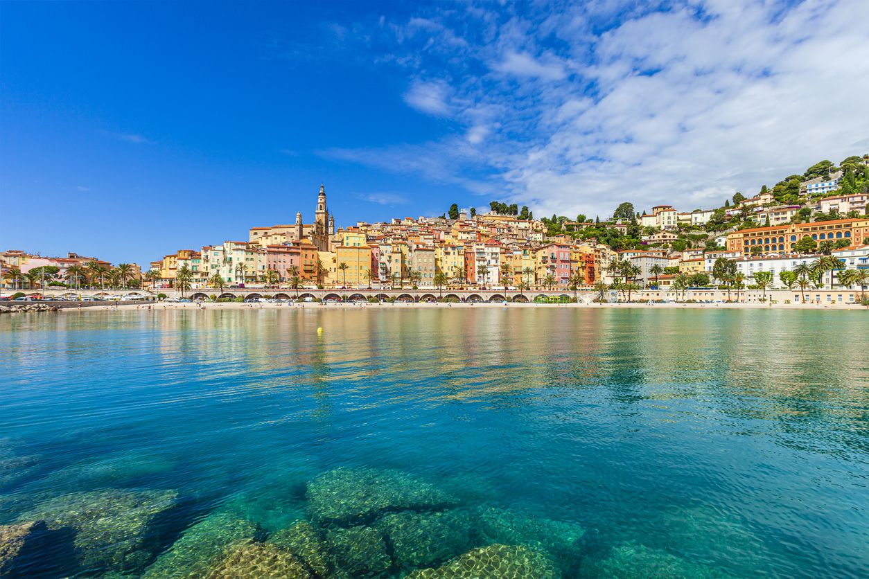 Vista de la espectacular ciudad de Menton, Riviera Francesa, Francia.
