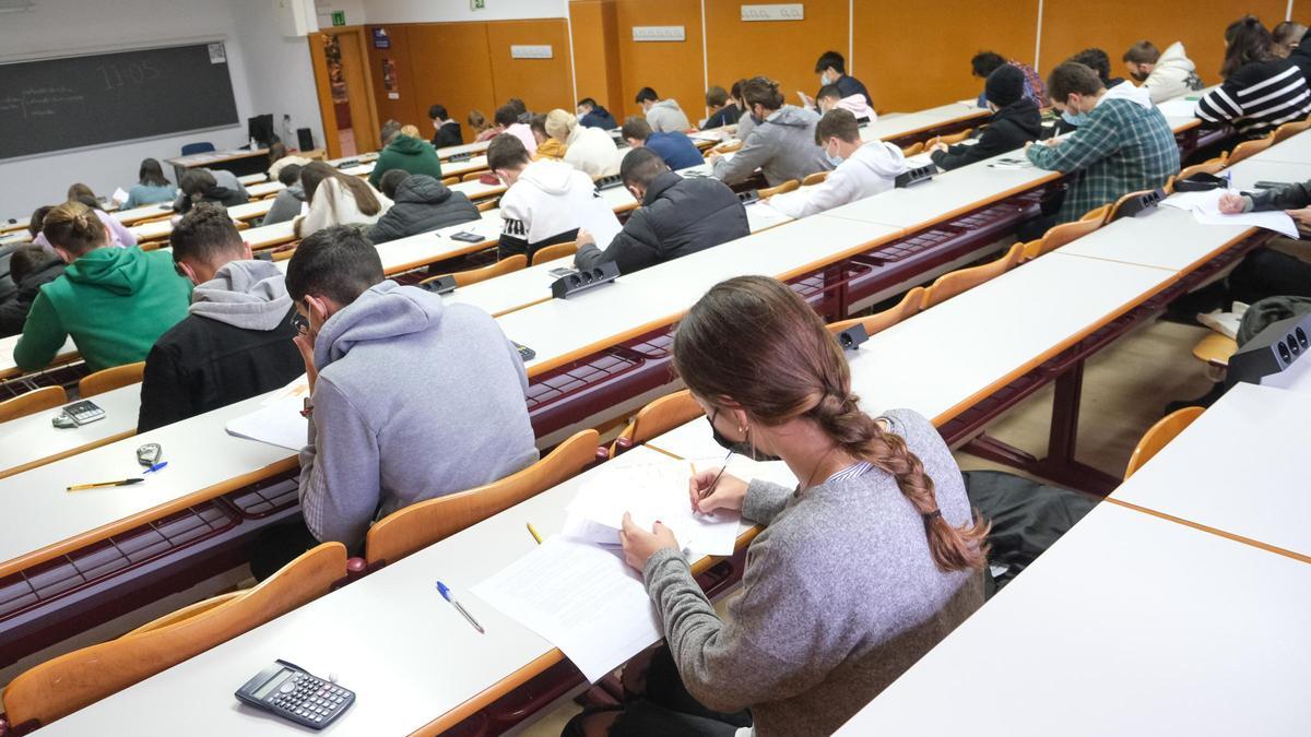 Examen presencial en la UA este martes.