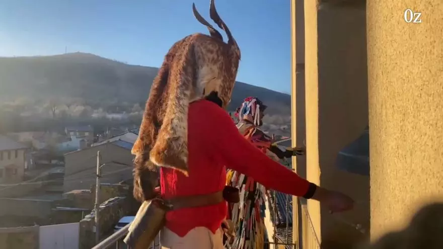 VÍDEO | Así recorre la Filandorra las calles de Ferreras de Arriba en una mañana invernal