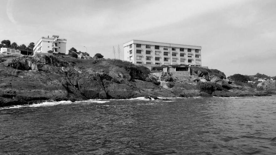 Delante del edificio de la derecha, sobre las rocas, pequeña construcción donde está la depuradora.