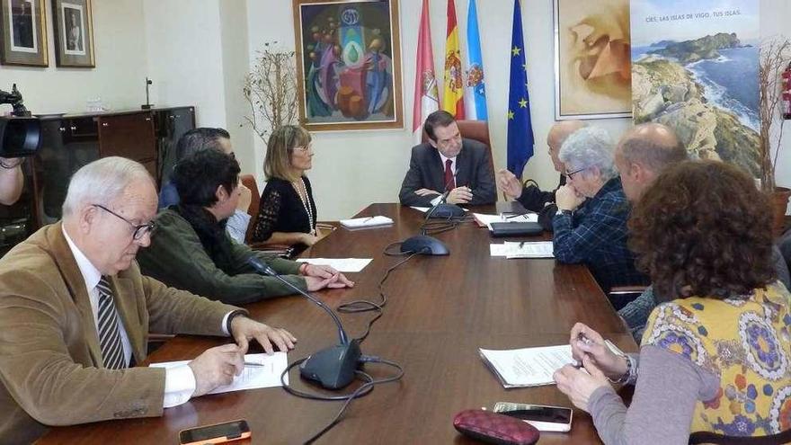 El alcalde Abel Caballero durante la reunión que mantuvo con varias entidades sociales de Teis. // FdV