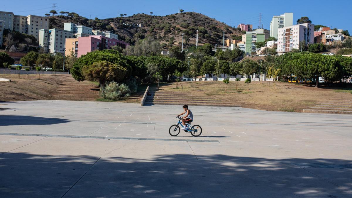 SANTA COLOMA DE GRAMENET 29/07/2023 Sociedad. Un niño juega con su bicicleta en el parque de Can Zam por la tarde. Calor en el área metropolitana. Zonas muy vulnerables al calor Por la alta densidad y pisos de los años 50. FOTO de ZOWY VOETEN