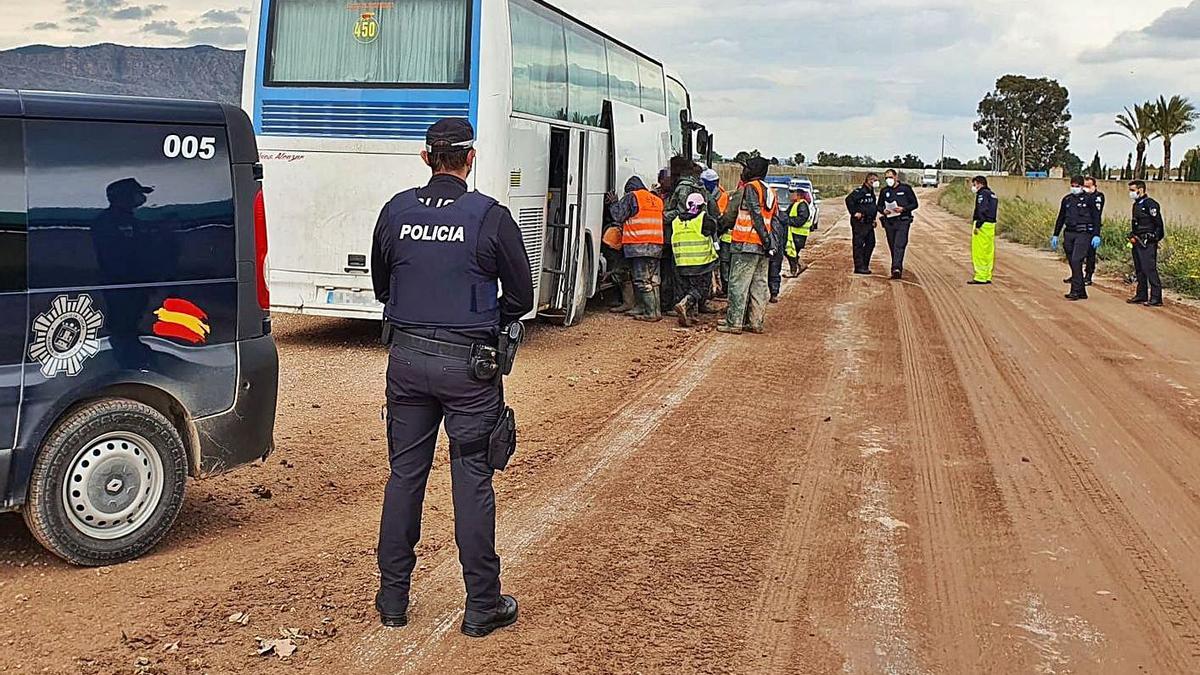 Agentes y trabajadores, en un momento de la actuación policial en la finca de Alhama.