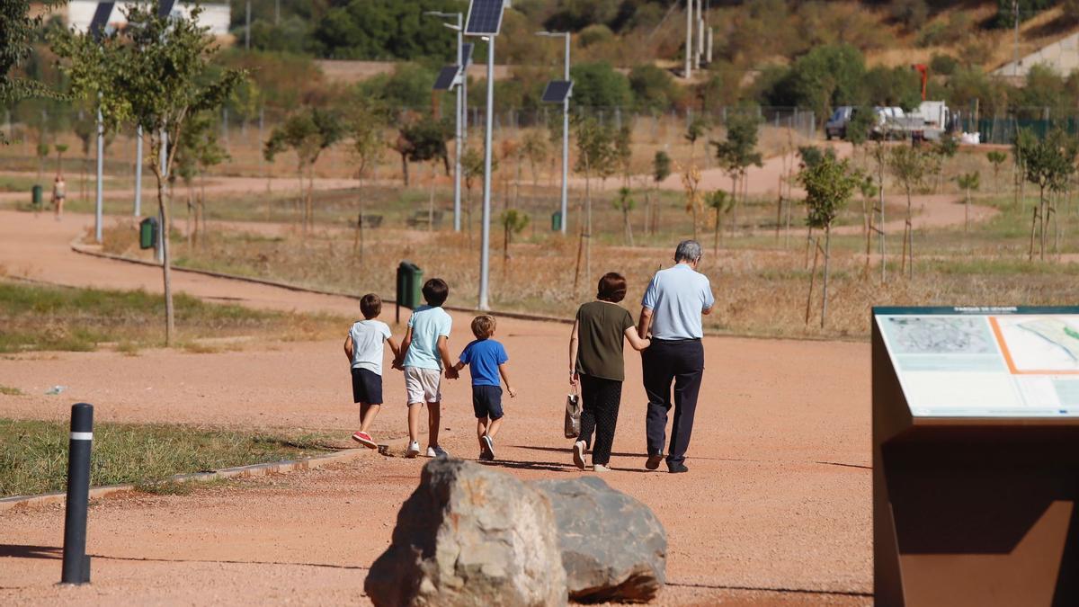 Una familia pasea por los terrenos del parque de Levante que corresponden a la primera fase.