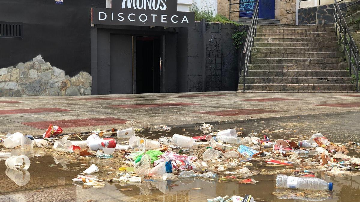 Imagen de residuos, plásticos y botellas en la plaza de Albatros, a primera hora del domingo.