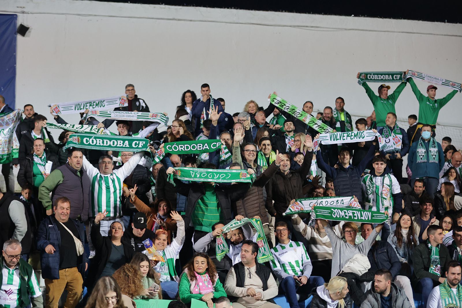 Linares-Córdoba CF: las imágenes de la afición blanquiverde en Linarejos