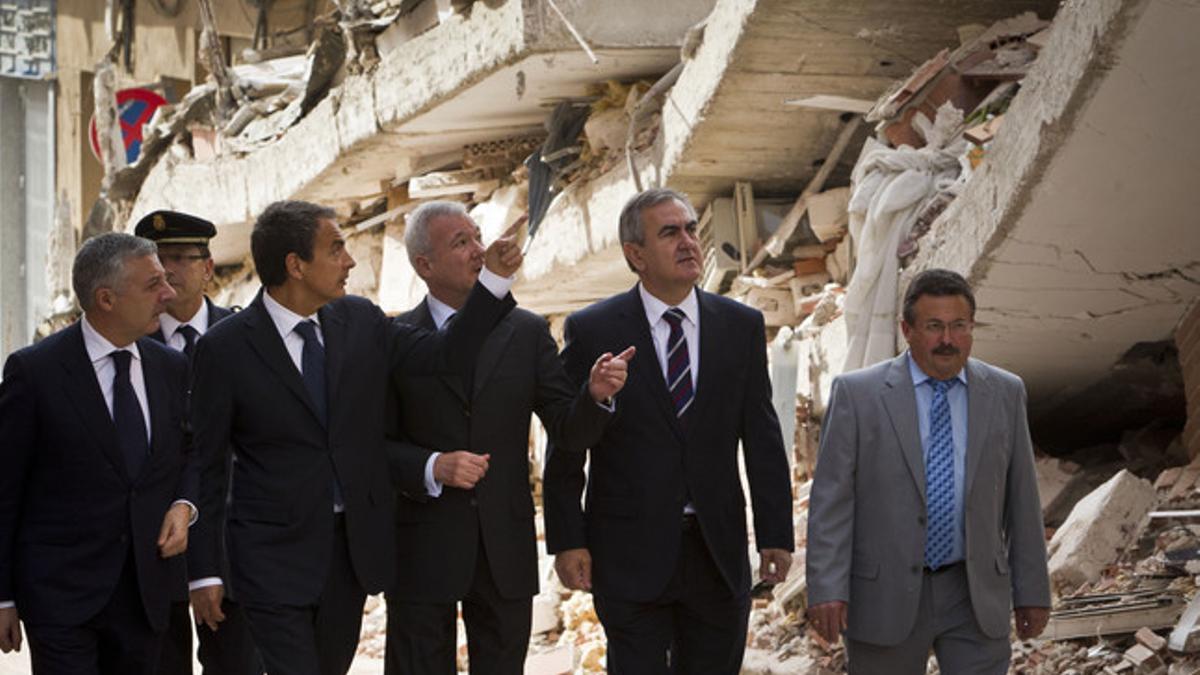 Zapatero visita edificios destruidos por el terremoto en Lorca.