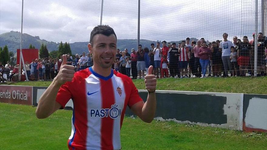 El Sporting de Gijón presenta al examarillo Javi Fuego