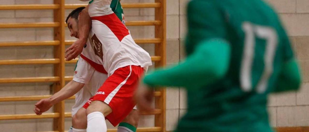 Un jugador de La Tonada pugna por el balón.