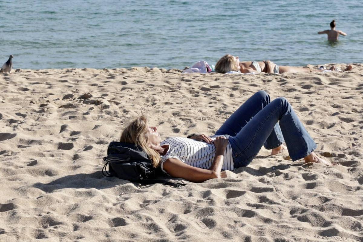 Barceloneses acuden a la playa por las altas temperaturas de noviembre